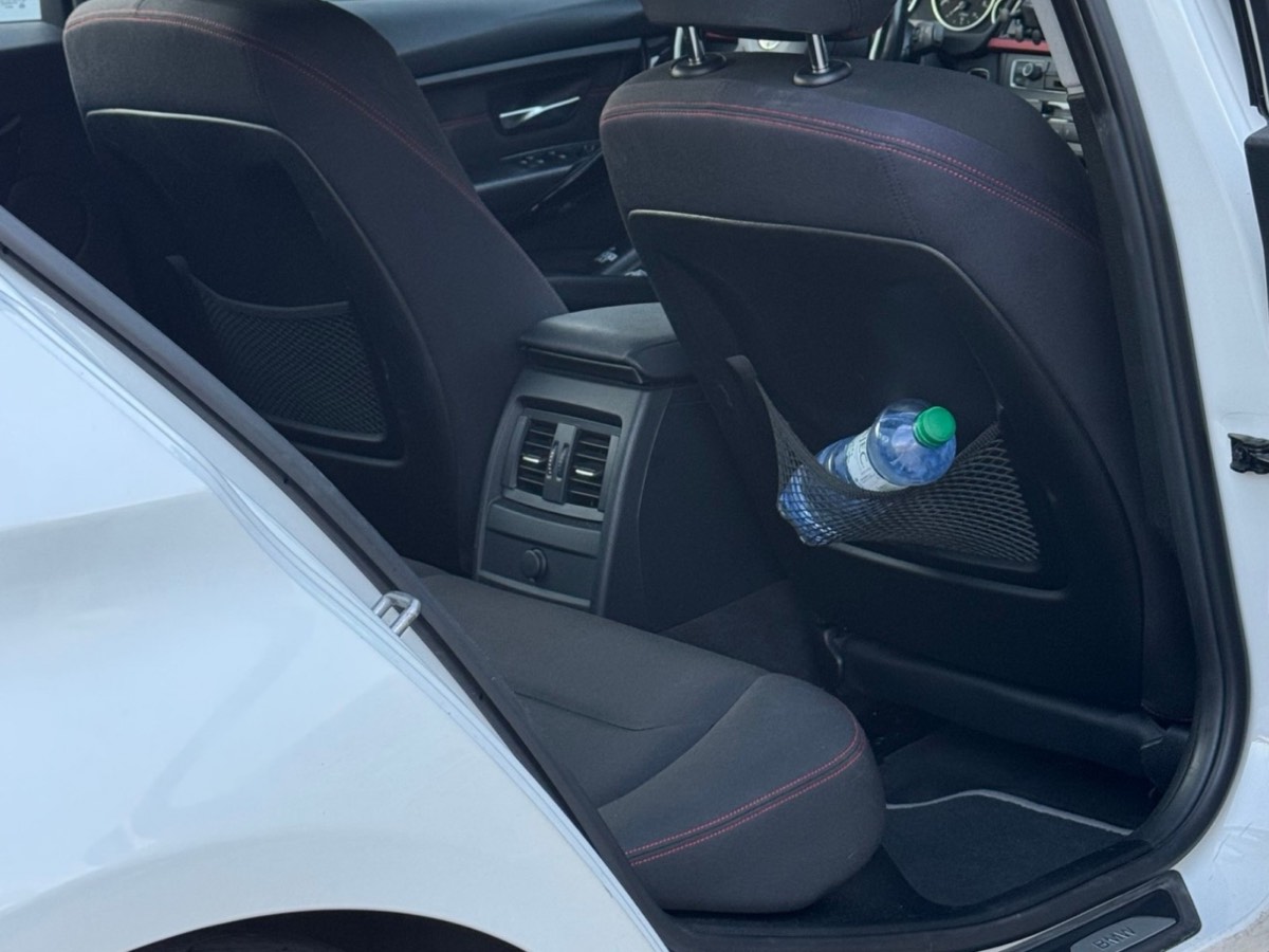Business sedan, Interiér — letiskové taxi Bratislava – Viedeň, Praha, Budapešť | Taksi.sk